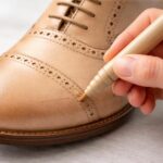 découvrez comment réparer facilement une chaussure en cuir griffée grâce à l'utilisation d'un feutre spécial cuir. suivez nos conseils pour restaurer l'apparence de vos chaussures et prolonger leur durée de vie.