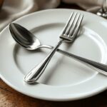 découvrez la signification particulière du couvert croisé dans l'assiette et les traditions qui entourent ce geste en table.