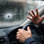 découvrez les réactions immédiates à avoir après un impact sur le pare-brise pour garantir votre sécurité et éviter des dommages supplémentaires.