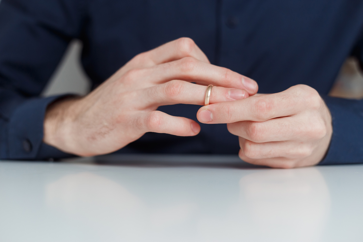 bague trop serrée au doigt