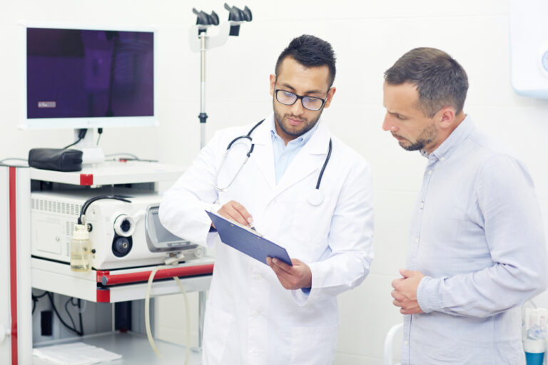 La Commission Médicale Vérifie Les Résultats Auprès Des Laboratoires